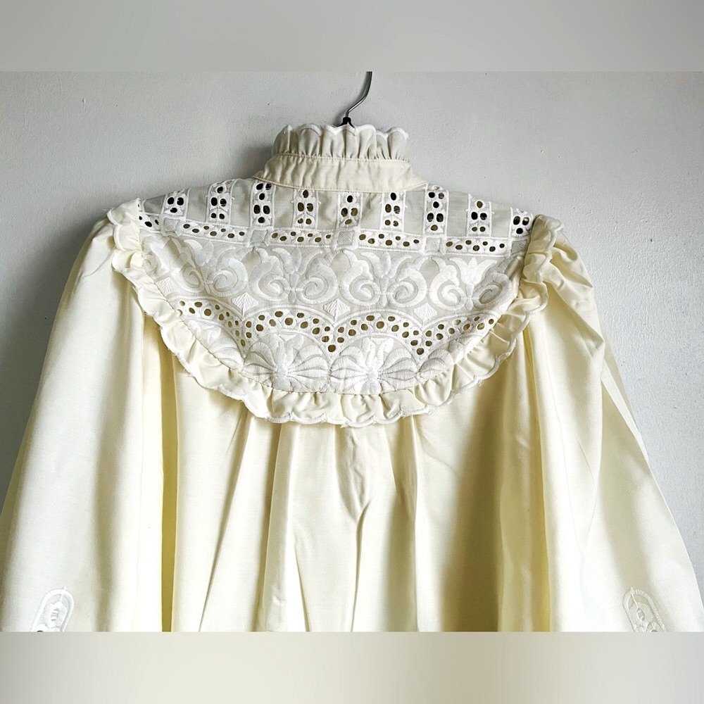 Elegant Cream Lace Blouse - Picture 6 of 8